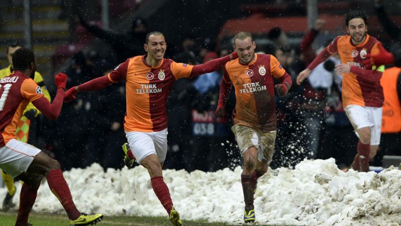 Sneijder da el pase a octavos al Galatasaray