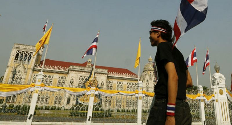 El jefe del Ejército tailandés rechaza tomar partido por los manifestantes, que mantienen el pulso