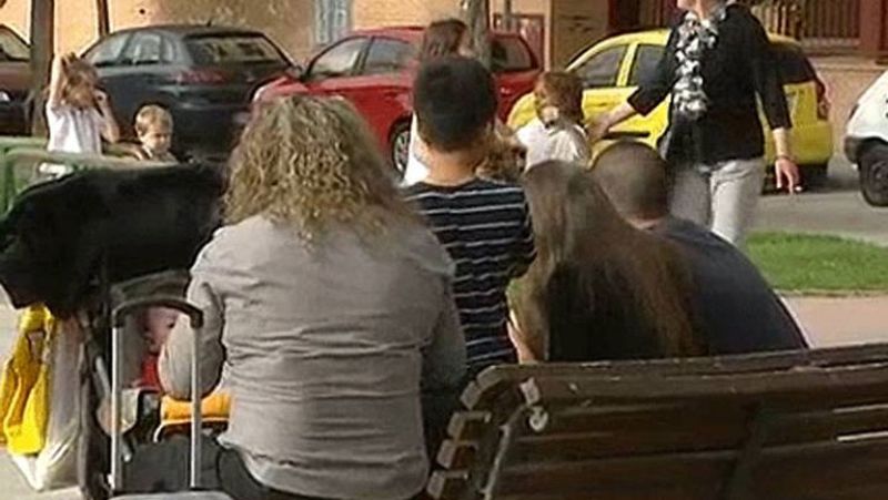 Las familias numerosas caen un 33% en una década y las que no tienen hijos aumentan un 45%