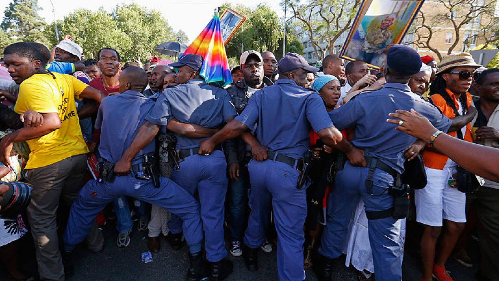 El velatorio de Mandela acaba sin que miles de personas puedan despedirle | Ver