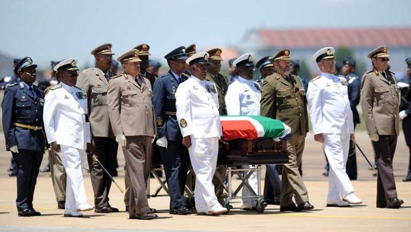 Los restos de Mandela llegan a su pueblo de Qunu, donde recibirá sepultura