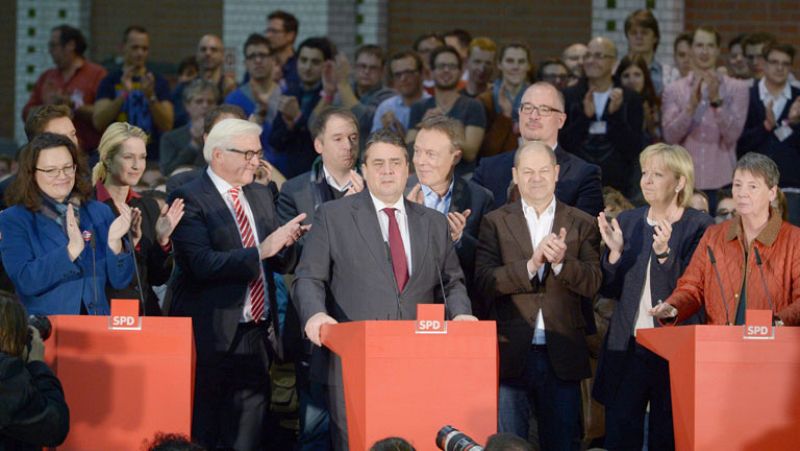 La militancia del SPD aprueba en referendo gobernar en coalición con Merkel
