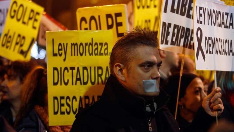 Miles de personas "rodean" el Congreso para protestar contra la Ley de Seguridad Ciudadana