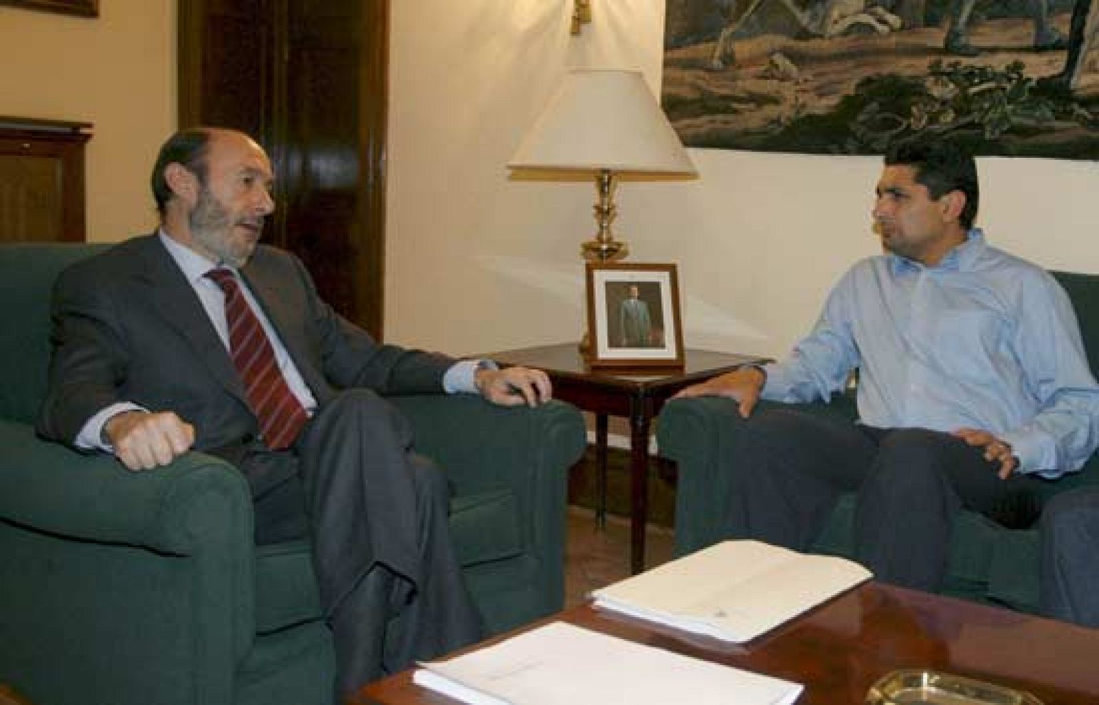 El padre de Mari Luz, Juan José Cortés, ha sido recibido por el ministro del Interior, Alfredo Pérez Rubalcaba, que se ha comprometido a estudiar la creación de un protocolo urgente de actuación en las desapariciones de menores (09/06/08).