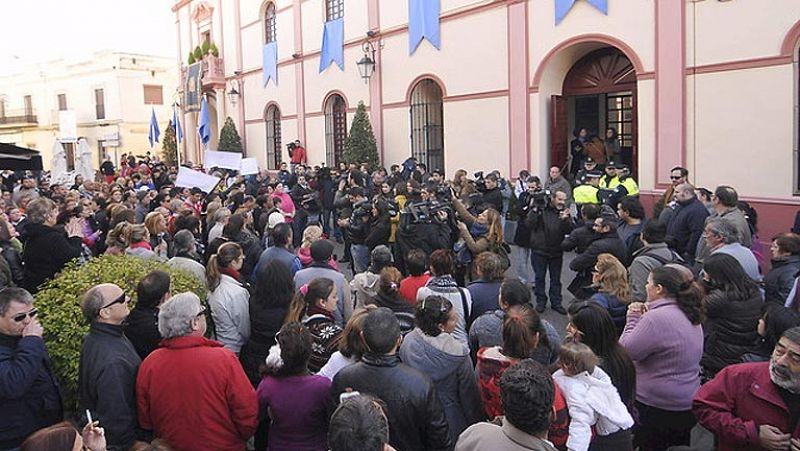 Vecinos de Alcalá de Guadaíra piden ante el Ayuntamiento más ayudas sociales