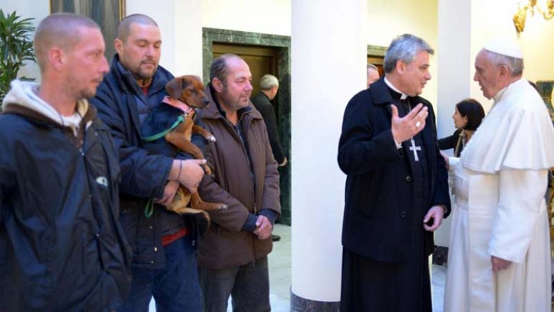 El papa invita a desayunar a cuatro mendigos por su 77º cumpleaños