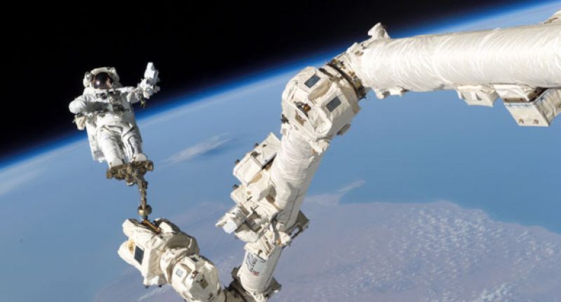 Dos astronautas de la NASA realizarán un paseo para arreglar el fallo de refrigeración de la EEI