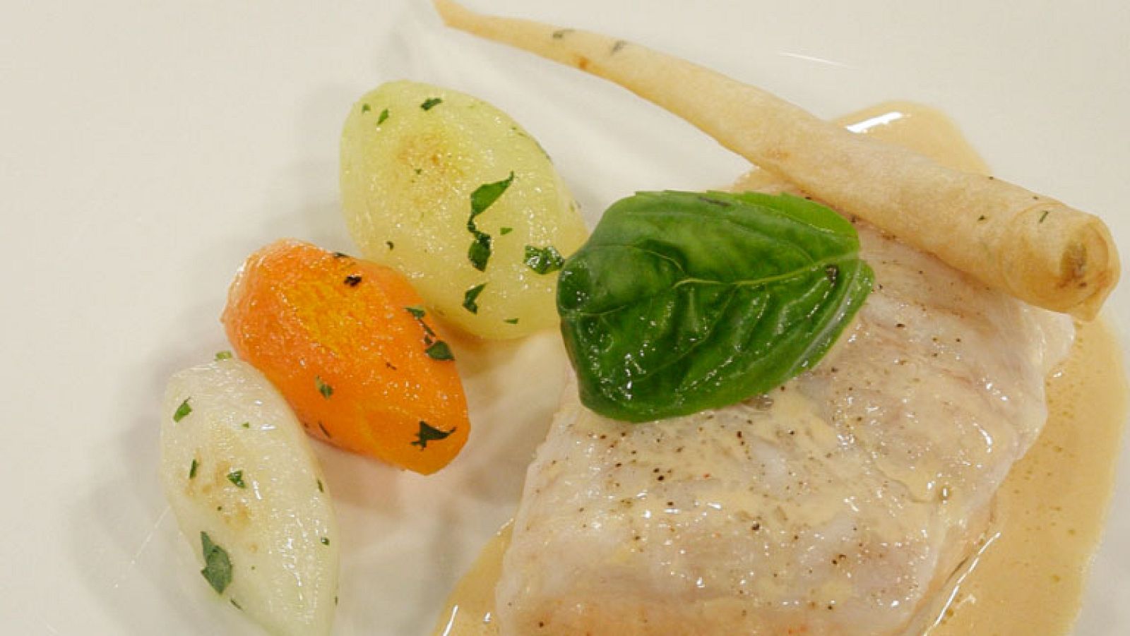 Pescadilla rellena  con panaché de verduras