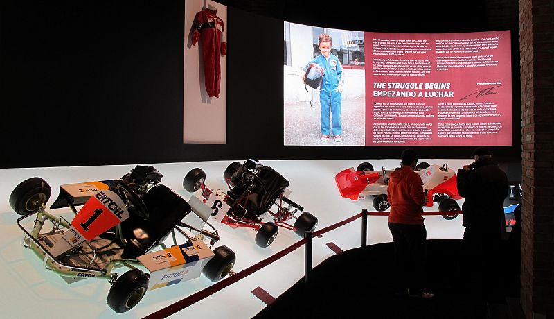 La exposición de Fernando Alonso en Madrid rueda a ritmo de vuelta rápida