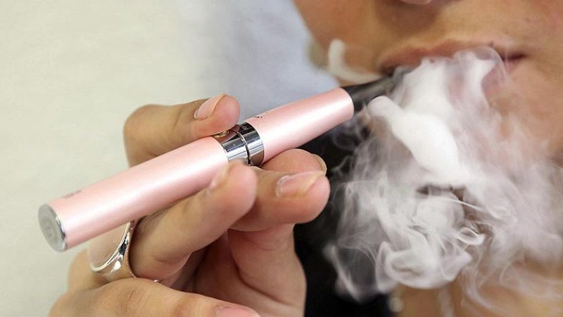 Sanidad prohíbe el uso de cigarrillos electrónicos en colegios, hospitales y transporte público