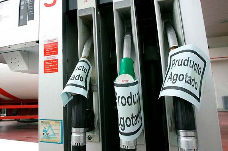 Camiones escoltados para garantizar el abastecimiento de gasolina