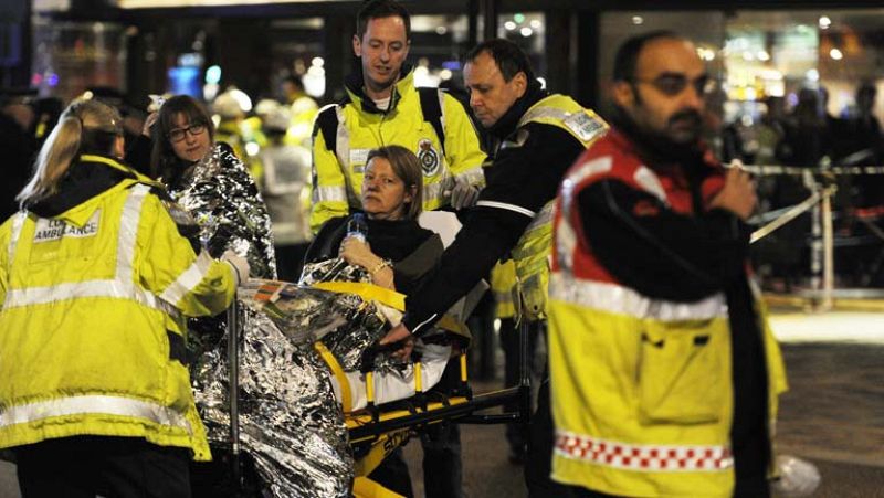 El derrumbe de parte del techo del teatro Apollo de Londres causa 76 heridos