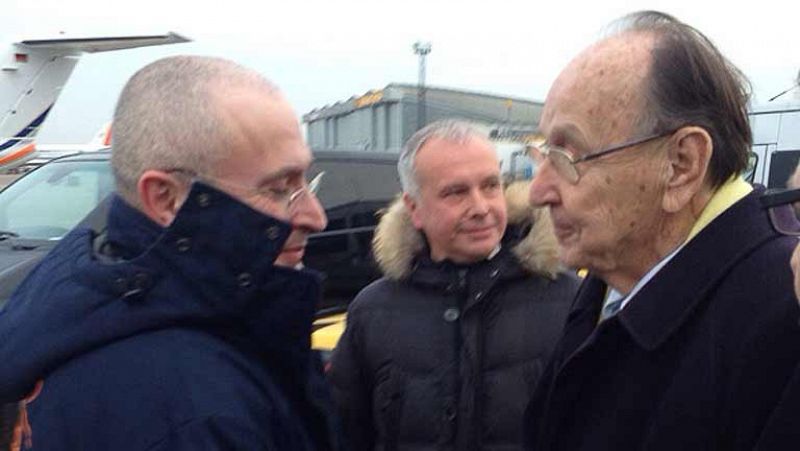 Jodorkovski llega a Alemania para reunirse con su familia tras el indulto del presidente Putin