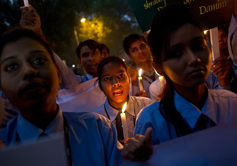 Detenidos cinco policías por violar durante semanas a una joven en la India