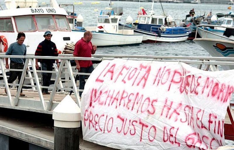 La flota de bajura se une a los paros de los pescadores por el precio del combustible