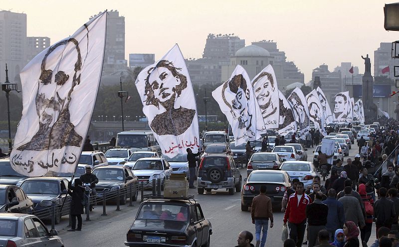 Un tribunal egipcio condena a tres años de cárcel a tres activistas de las protestas anti-Mubarak