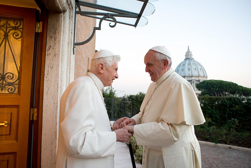 El papa Francisco visita al papa emérito Benedicto XVI para felicitarle la Navidad
