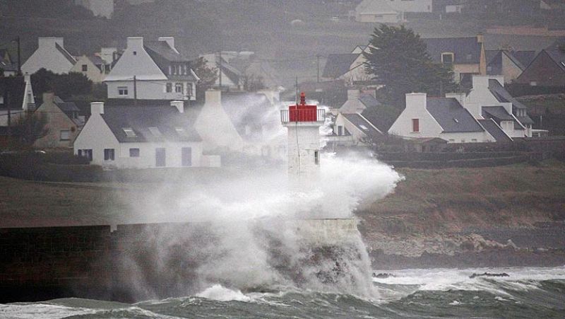 El temporal de viento y lluvia golpea Francia y Reino Unido
