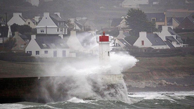 El temporal de viento y lluvia golpea Francia y Reino Unido