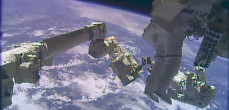 Los astronautas logran en su segundo paseo espacial reparar la refrigeración de la EEI