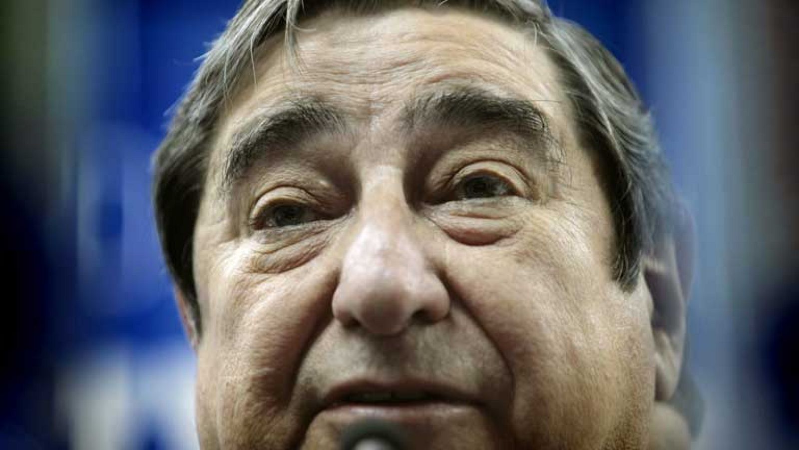 Lendoiro, uno de los presidentes que mas tiempo lleva en el fútbol, deja el Deportivo de La Coruña. Esta mañana ha anunciado que retira su candidatura a las elecciones, después de que el pasado viernes la Junta de Accionistas del Club se rechazaran t