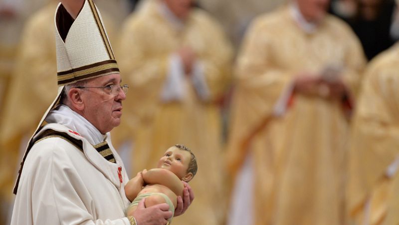El papa Francisco dice en la misa del Gallo: "Jesús es la luz que disipa las tinieblas"