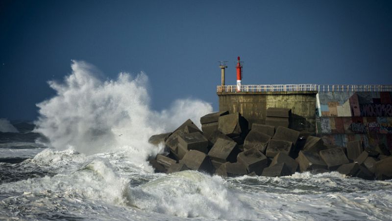 El temporal cede pero el fuerte viento provoca cortes en líneas férreas y marítimas