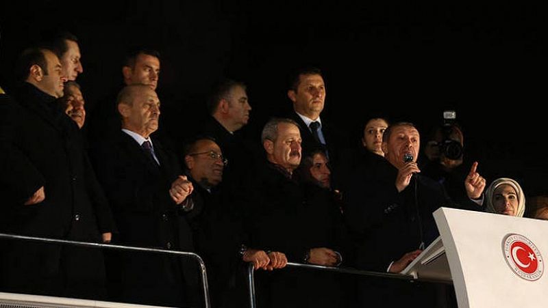 Erdogan denuncia un "complot" tras la dimisión de tres ministros turcos por corrupción