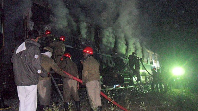 Mueren al menos 23 personas en el incendio de un tren en el sur de la India