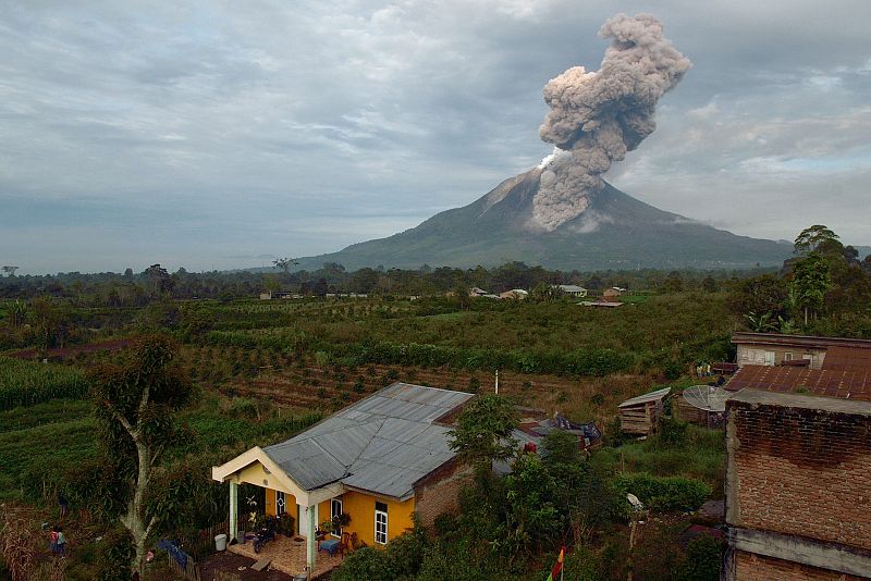 Unas 19.000 personas son evacuadas por la erupción del volcán Sinabung en Indonesia