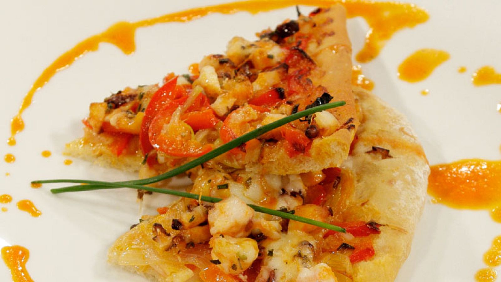 Coca de marisco con salsa