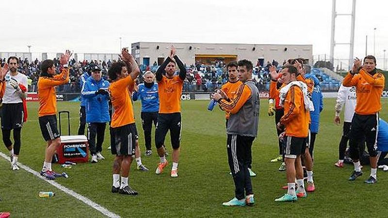 La afición del Real Madrid arropa a su equipo en el último entrenamiento del año