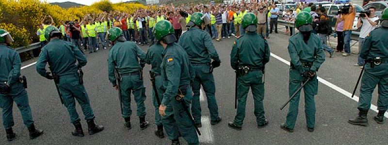 Los antidisturbios despejan la A-1, donde han sido detenidas 34 personas