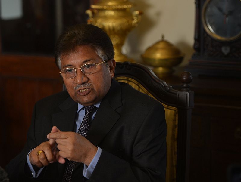 Musharraf, hospitalizado por un dolor en el pecho cuando se dirigía al juicio por traición