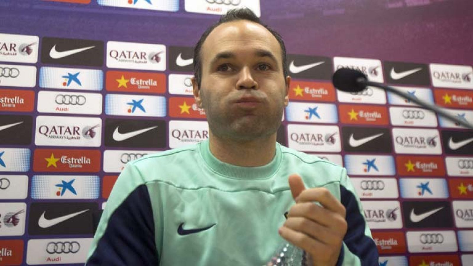El centrocampista internacional del FC Barcelona Andrés Iniesta ha afirmado que un "buen año" 2014 sería "ganarlo todo" con su club y mejorar a nivel personal, se felicitó por el regreso de Leo Messi de Argentina y lamentó el "ruido" que generó la ne
