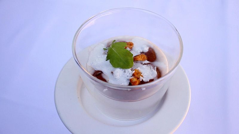 Mousse de chocolate con cacahuetes garrapiados