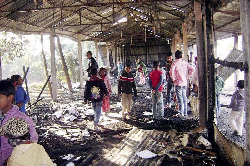 Al menos un muerto y 100 colegios electorales quemados en Bangladesh antes de las elecciones