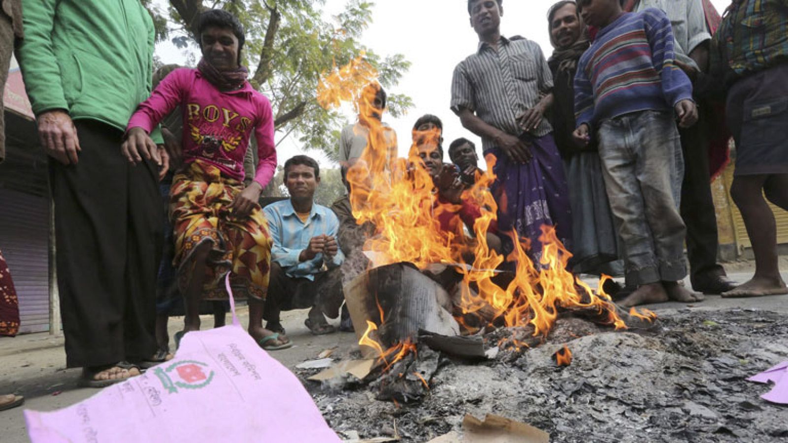 Bangladesh vota en unas elecciones que dejan 18 muertos y que pueden polarizar el país | Ver