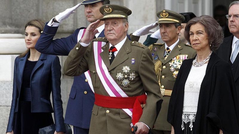 El rey destaca el esfuerzo de los militares en "un entorno económico de gran complejidad"