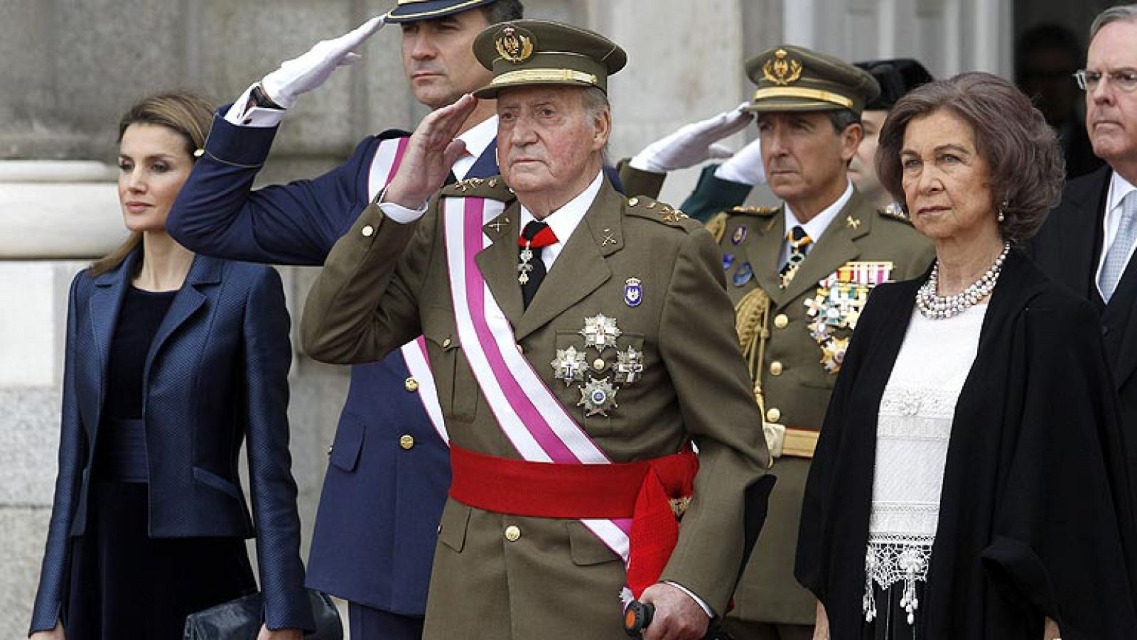 El rey destaca el esfuerzo de los militares en "un entorno económico de gran complejidad" | Ver