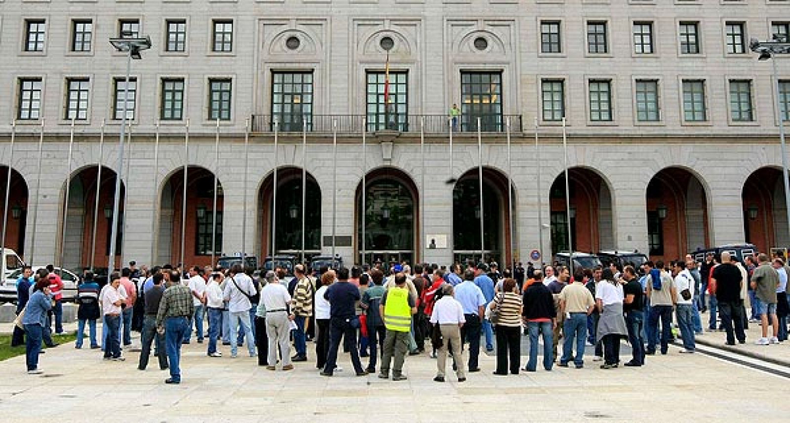 Protestas ante el Ministerio de Fomento | Ver