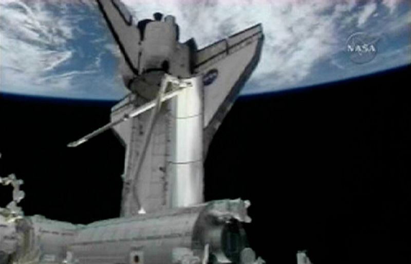 El transbordador Discovery suelta amarras e inicia su viaje de regreso a la Tierra