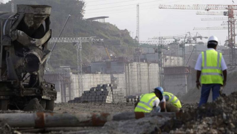 El consorcio a cargo de la ampliación del Canal de Panamá pide 400 millones de dólares de adelanto