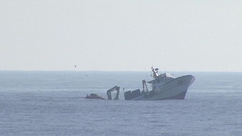 Un barco se hunde al chocar con una roca frente a la costa de Palamós y vierte combustible en el mar