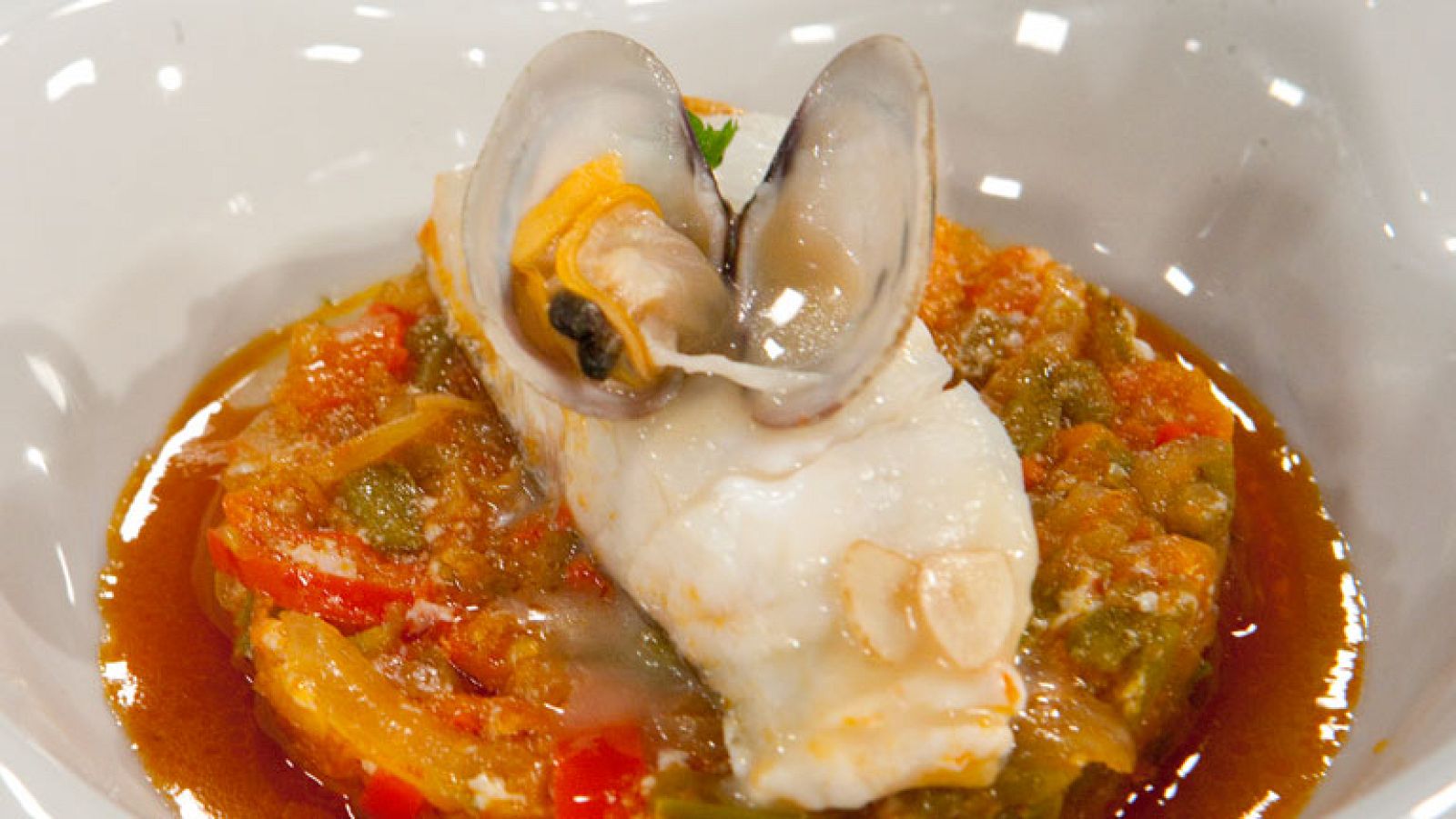 Bacalao al horno con pimientos y almejas
