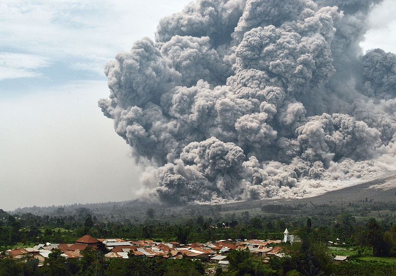 Indonesia amplía la zona de emergencia tras una nueva erupción del volcán Sinabung