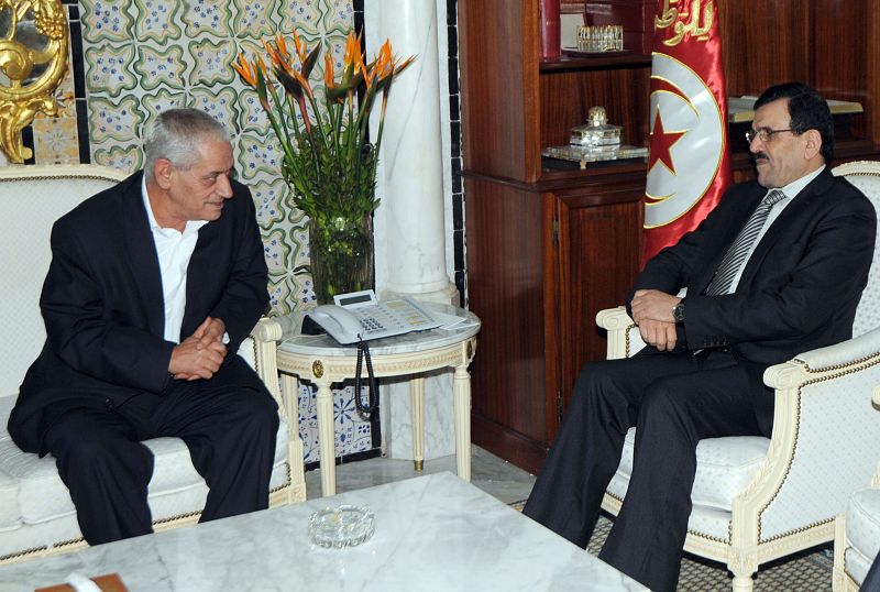 El primer ministro de Túnez formaliza su renuncia para avanzar con la transición