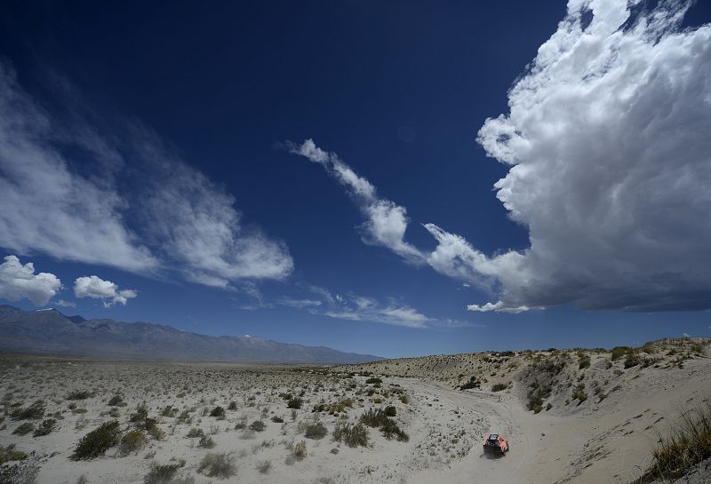 Mueren dos periodistas argentinos en el Dakar tras volcar su vehículo