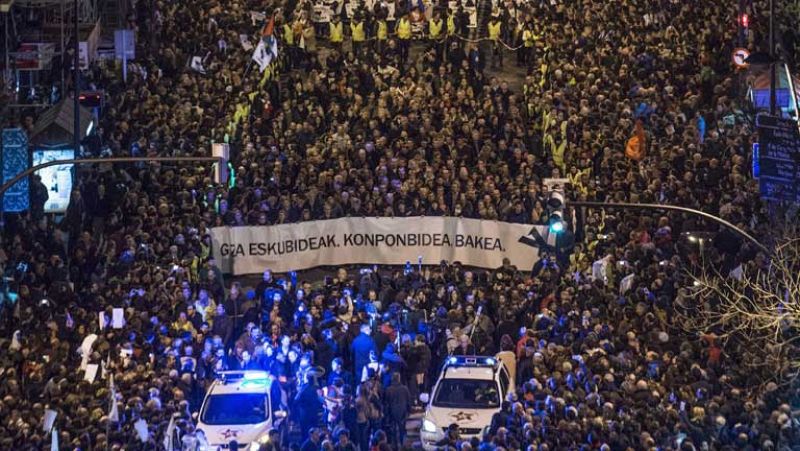 Decenas de miles de personas acuden a la marcha convocada por el PNV y Bildu en Bilbao