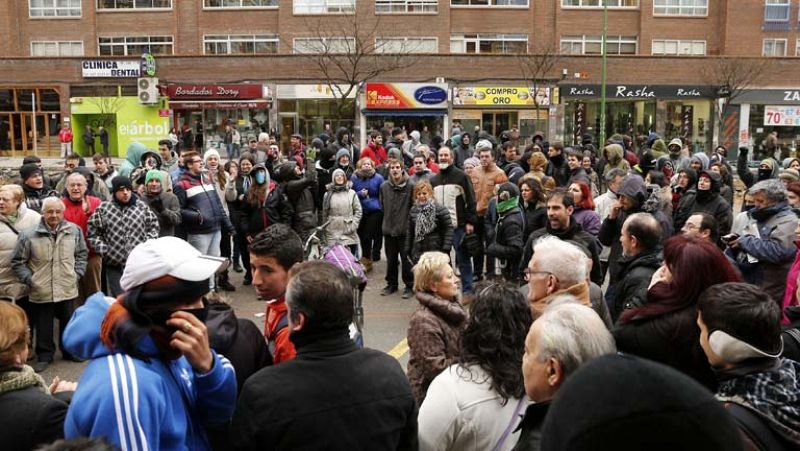 La concentración de vecinos de Burgos en el barrio de Gamonal impide reanudar las obras